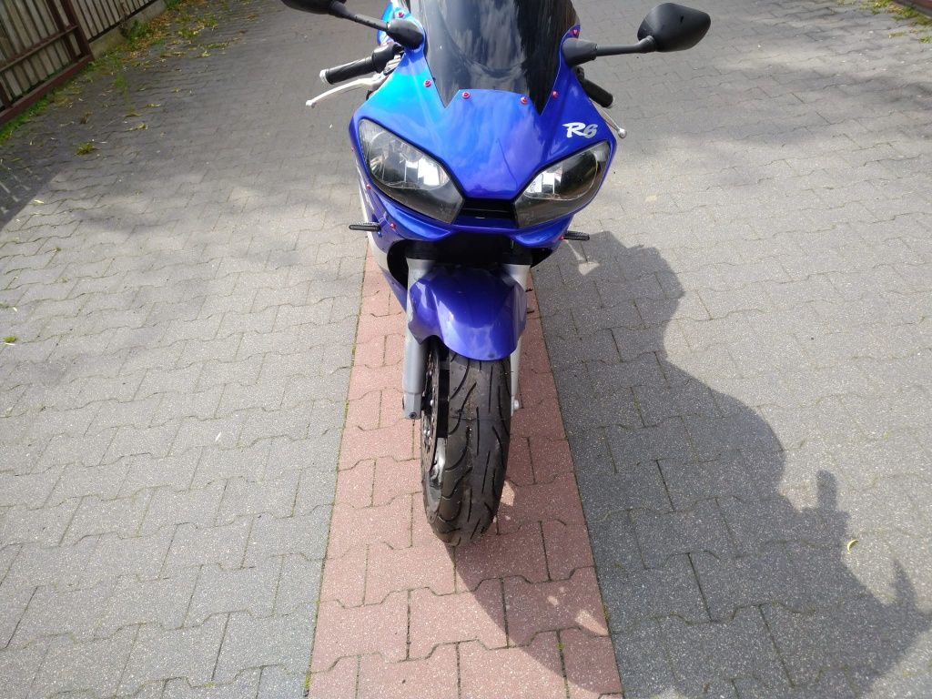 Yamaha R6 2000r.