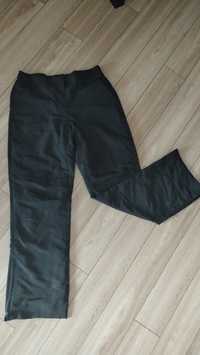Czarne śliskie szerokie spodnie z zamkami shamp zamki