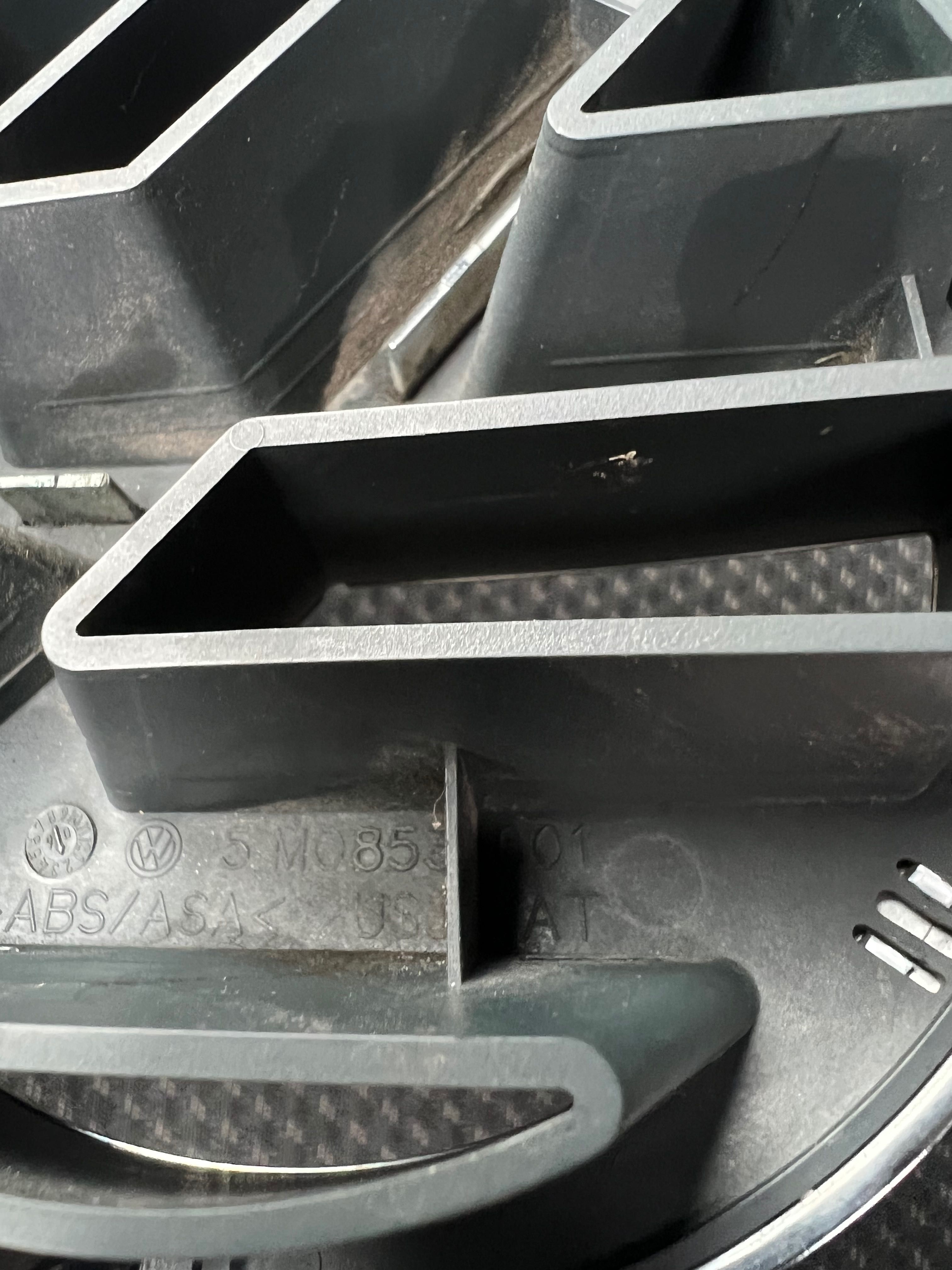 Емблема “VW” 130 mm Passat В6 05-11 Tuareg 07-10 5MO853601 3CO853601