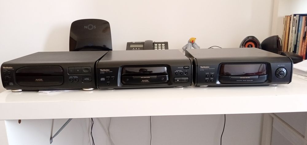 CDs e sintetizador Technics