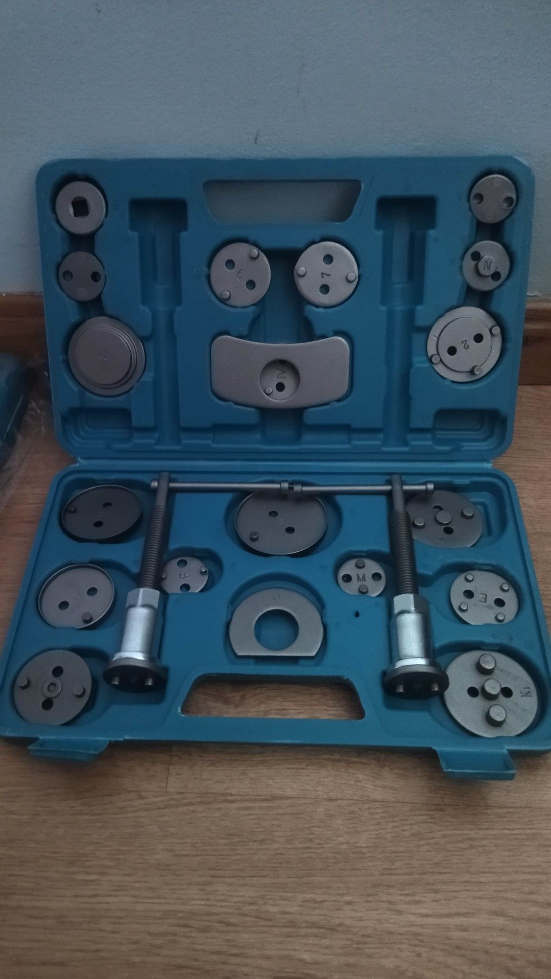 Mala de chaves para trocar pastilhas de travão de carro??