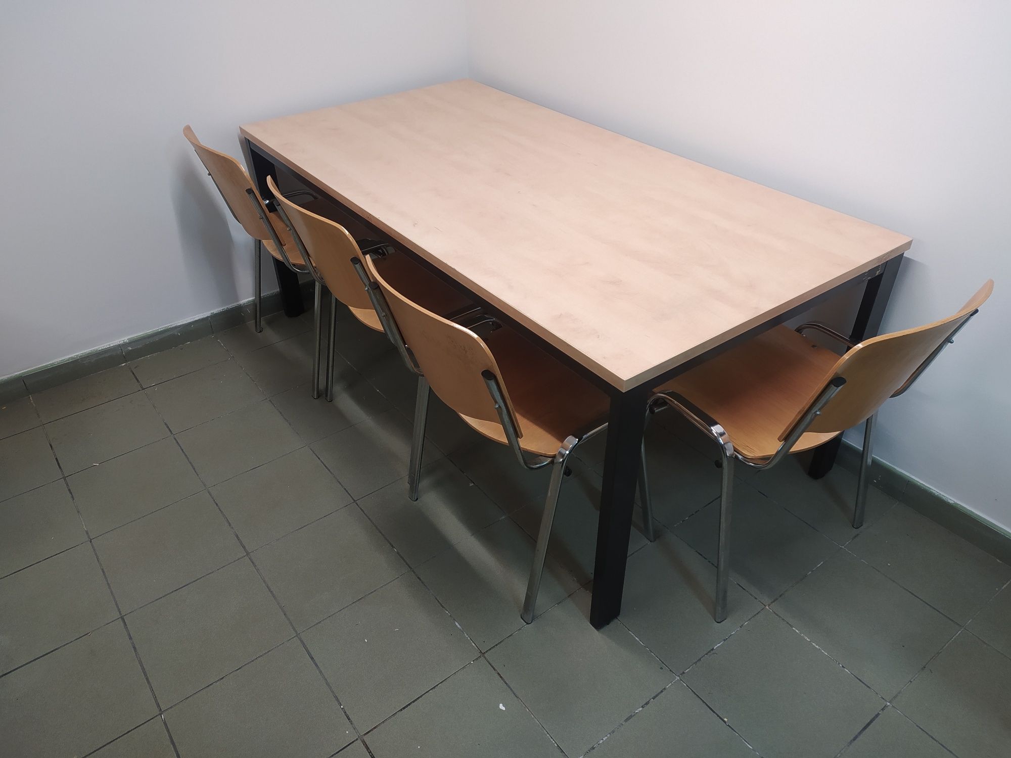 Stół konferencyjny + 4 krzesła.