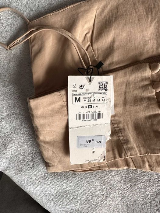 Beżowy crop top gorsetowy Zara z ozdobnymi guziczkami