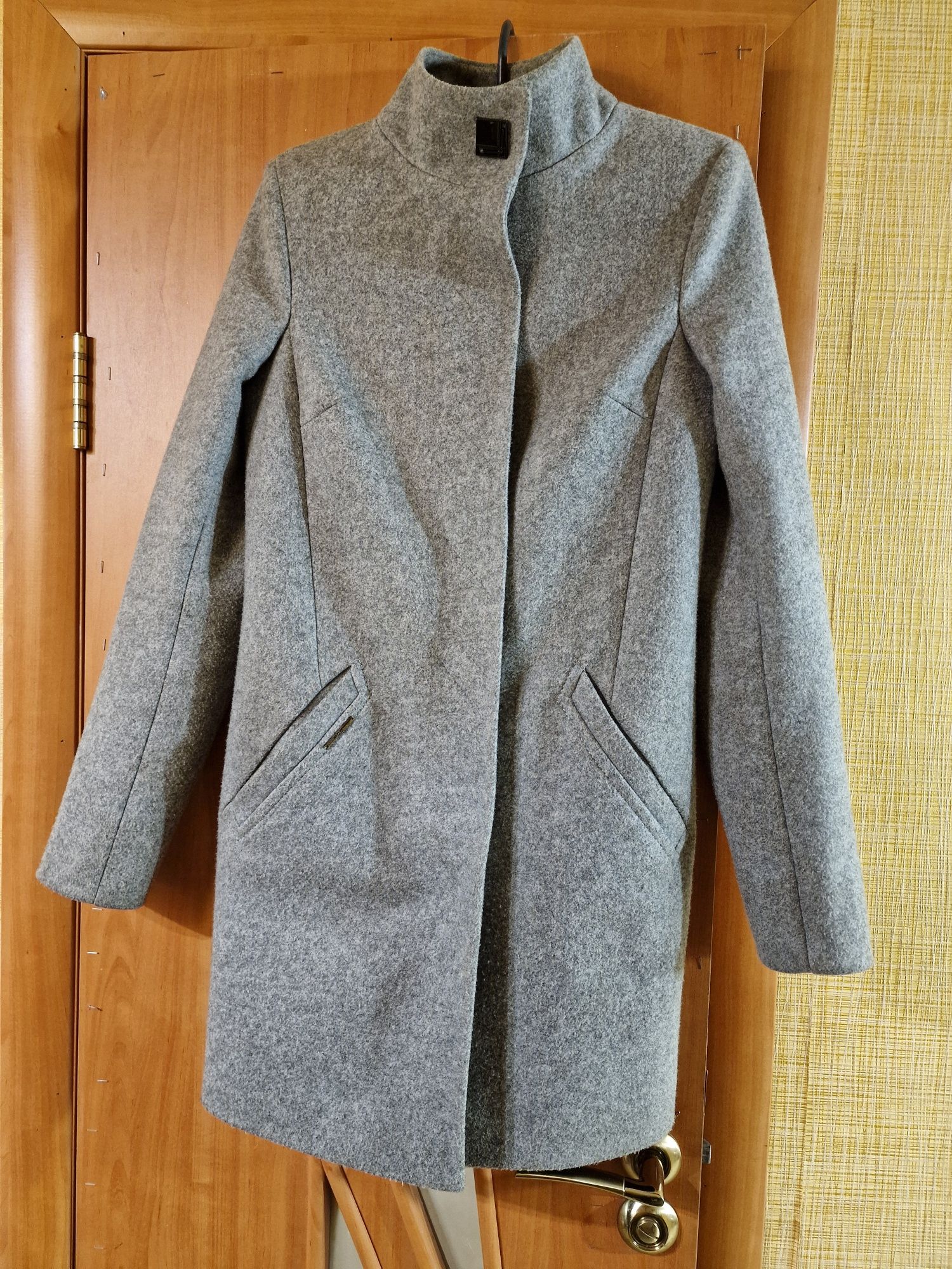 Серое женское пальто