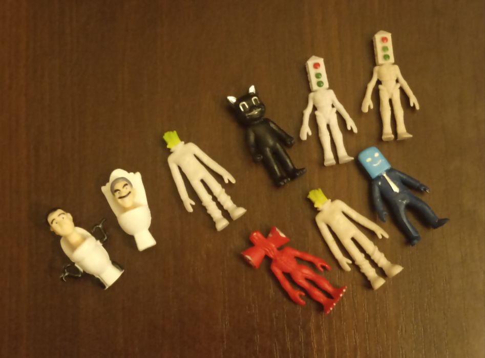 Іграшки із кіндерсурпризу.