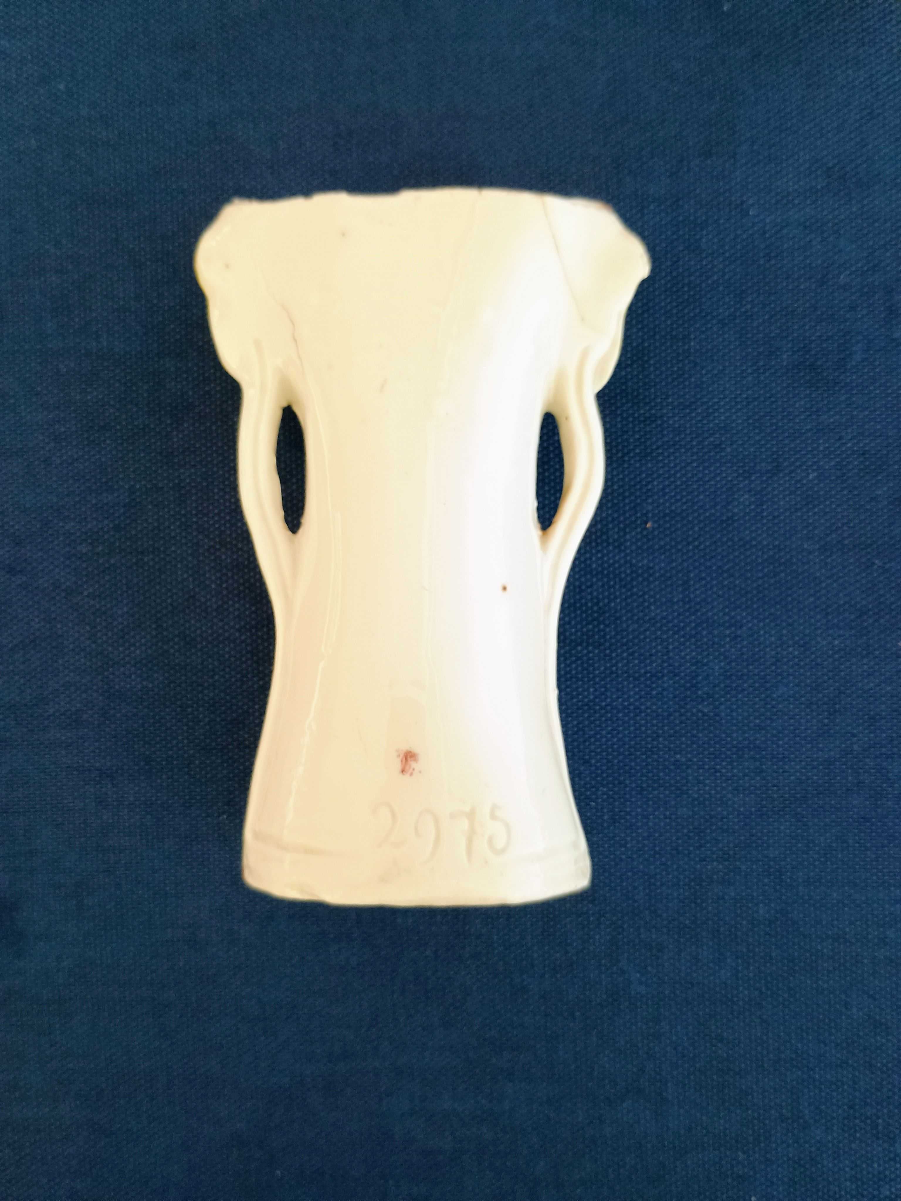 Stary secesyjny mały wazonik z porcelany