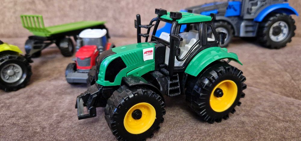Sprzedam zestaw zabawek - traktory, ładowarka. Dla małego rolnika!
