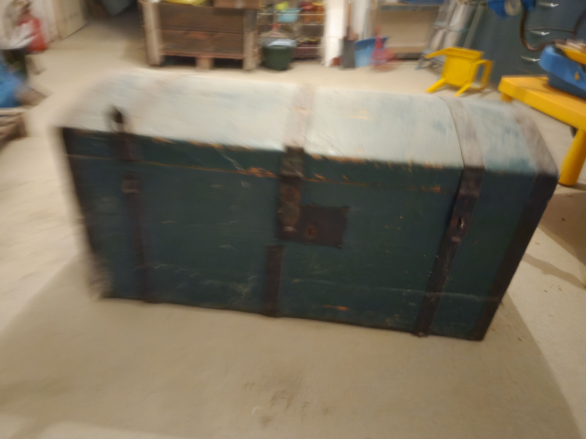 Kufer drewniany z okuciami
