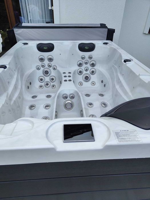 Jacuzzi 3 osobowe , całoroczne ponad 60 dysz, 220x156x88cm - transport