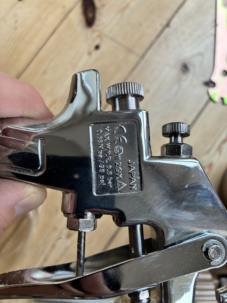 Pistolet natryskowy VEVOR z  pojemnikiem na farbę 2 litry
