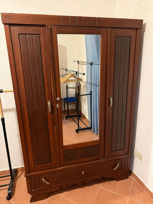 Roupeiro em madeira com espelho