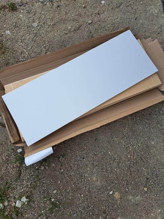 Pozostałości po budowie płytki Tubądzin Maciej Zień Timeless white