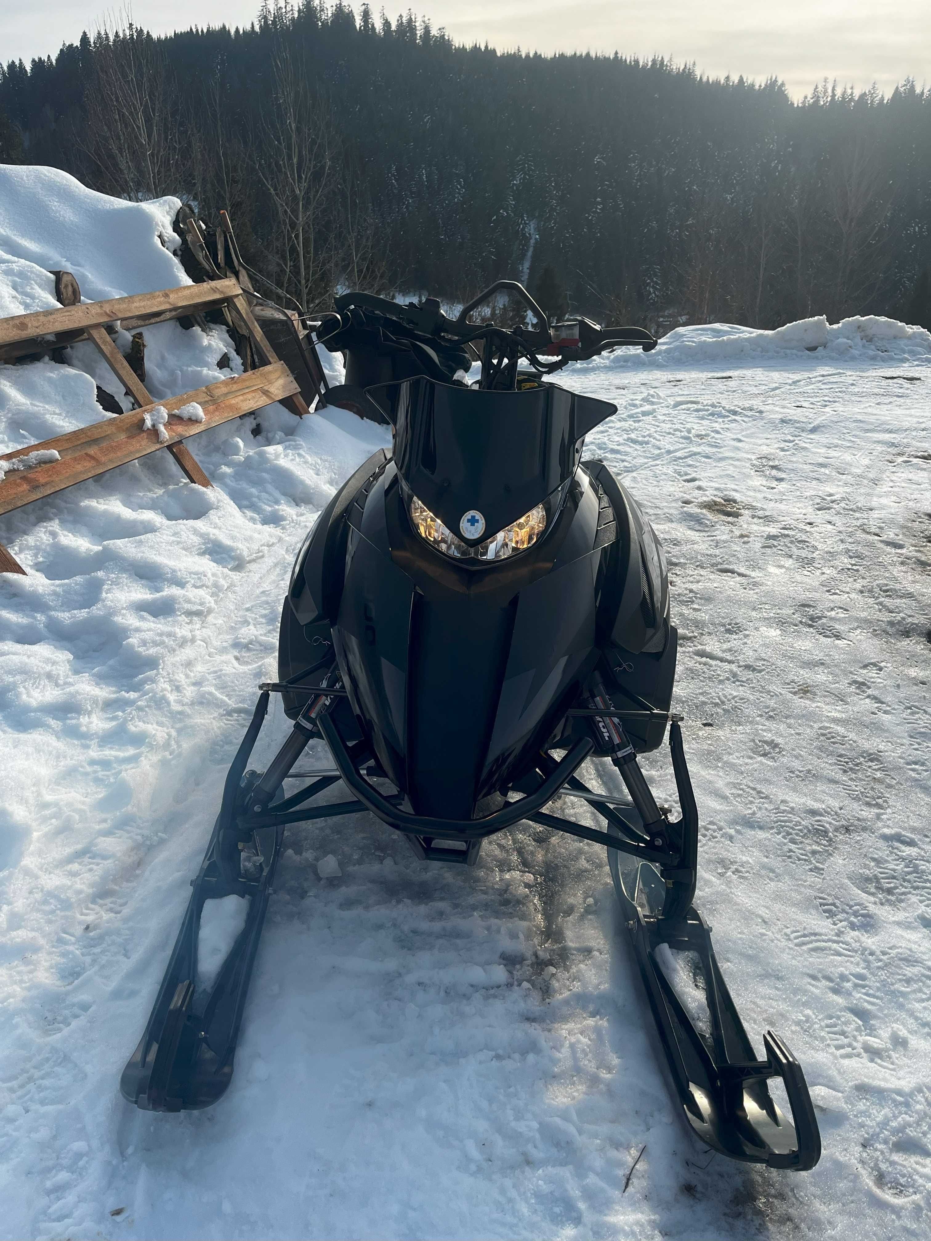 Skuter śnieżny Arctic Cat M8000_153 LTD ES BLACK 2016 R 1000 KM