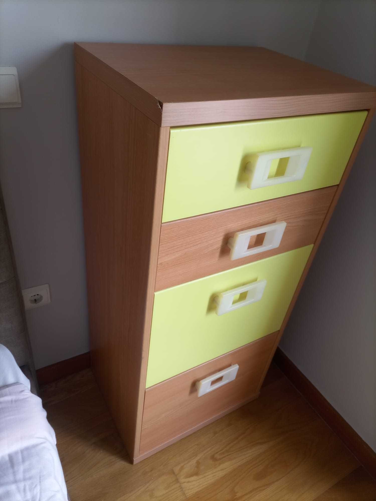 Quarto individual - cama e camiseiro