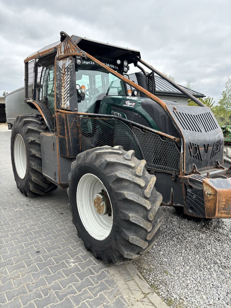 Ciągnik w leśnej zabudowie Valtra claas