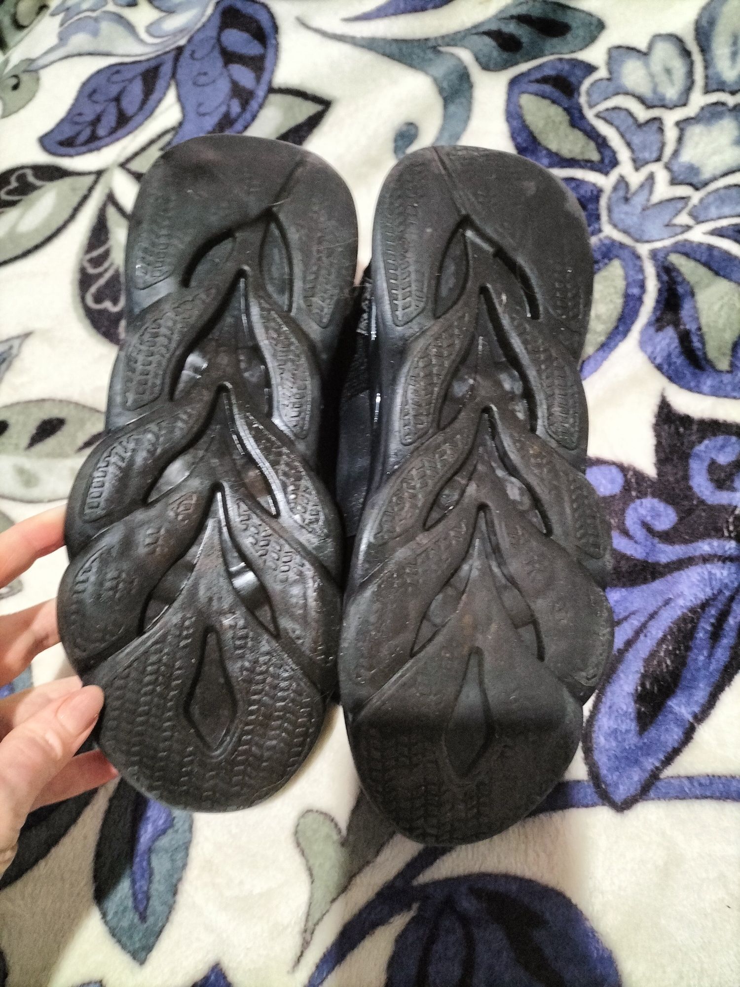 Продам женские кроссовки 40 р