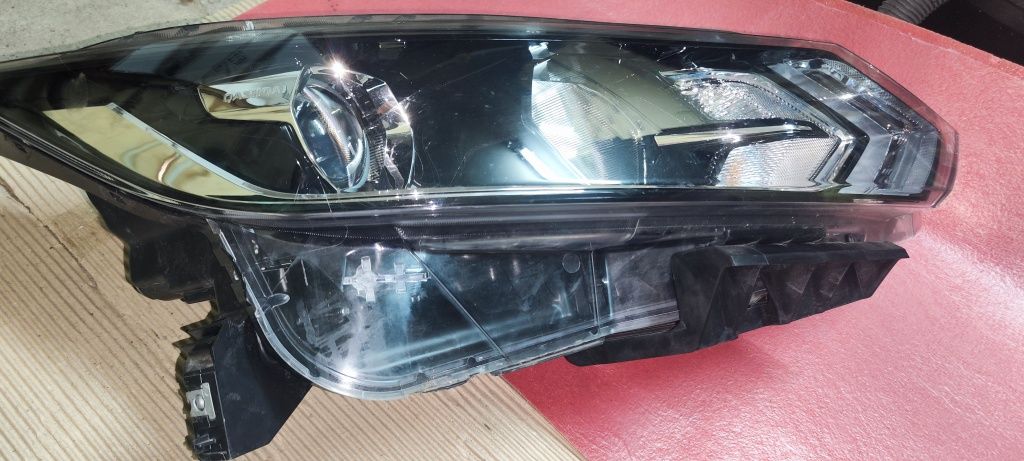 Lampa prawa przednia Nissan Qashqai