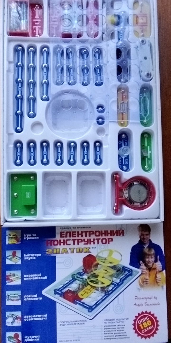 Продам электронный конструктор "ЗНАТОК"