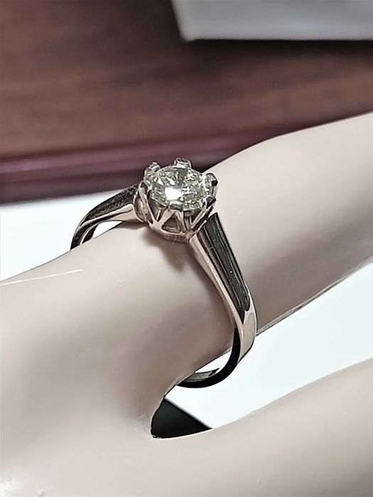 Złoty pierścionek 585 z brylantem  0,66ct (certyfikat )