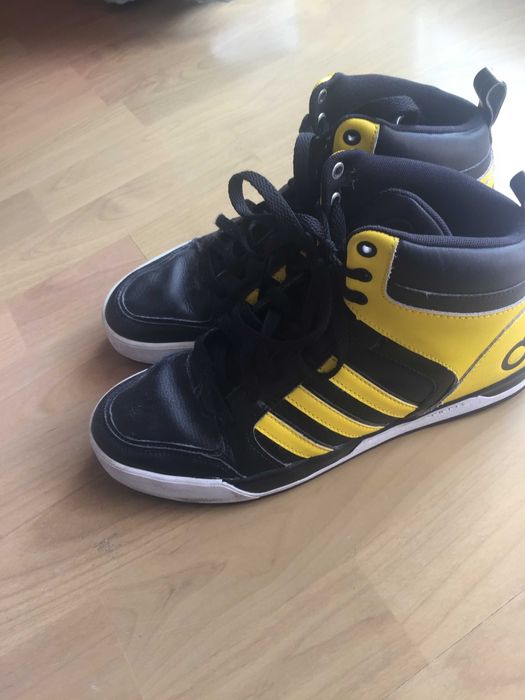 Ténis bota ADIDAS.