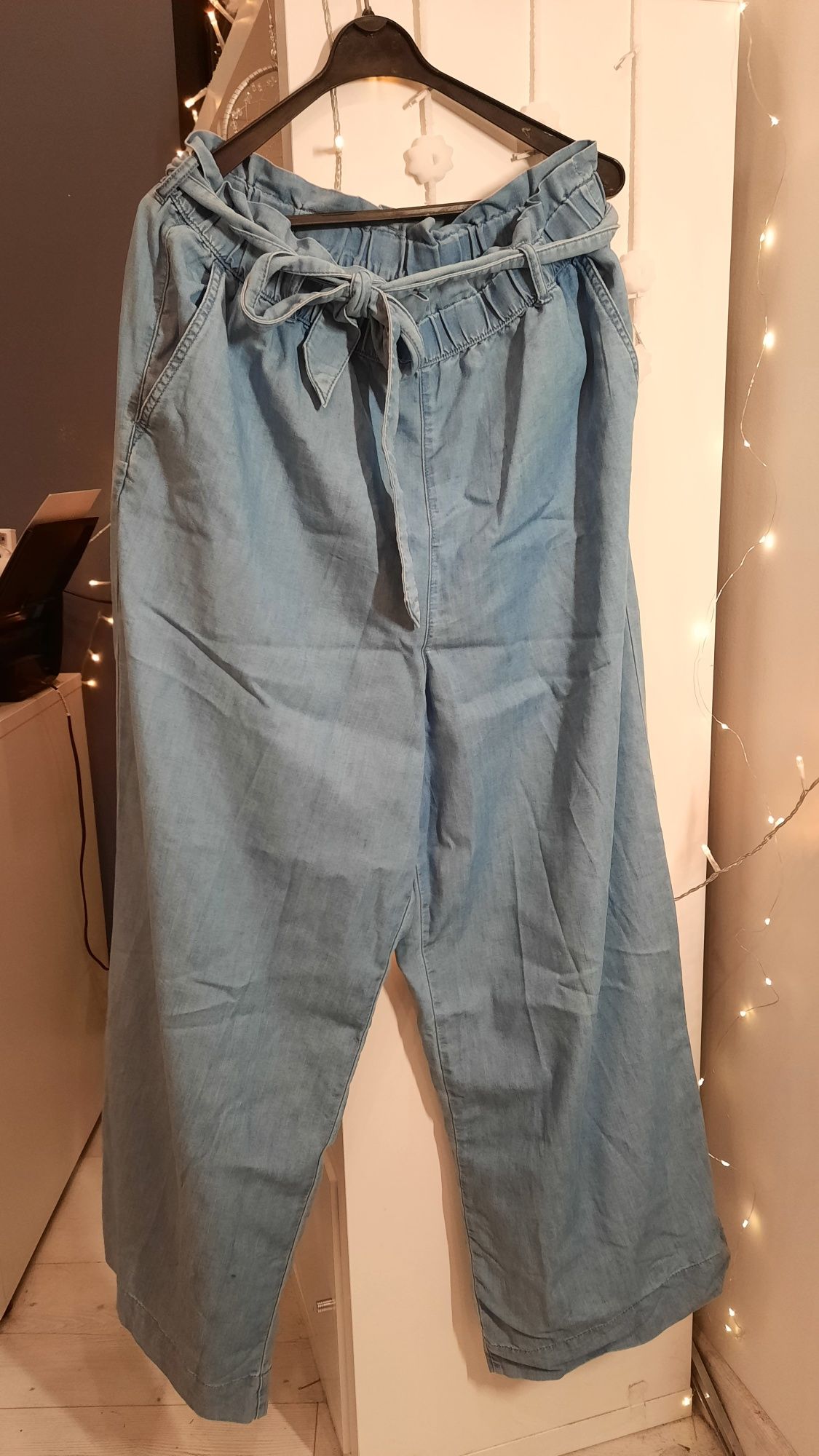Szerokie niebieskie spodnie z jeansu