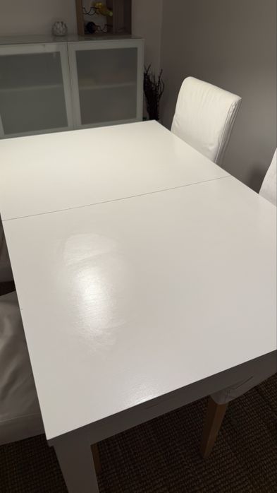 Mesa extensível IKEA + 4 cadeiras com capas brancas (140 → 180 cm)