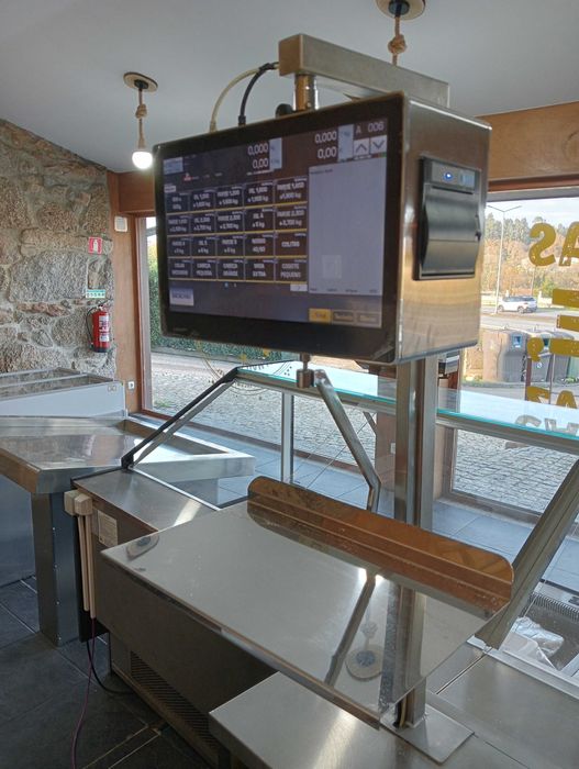 Vitrine Refrigerada e Outros Artigos