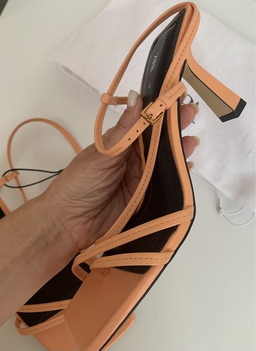 Sandálias de pele tamanho 38