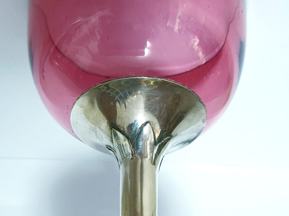 Lindissima antiga taça em vidro cranberry com pé em prata portuguesa