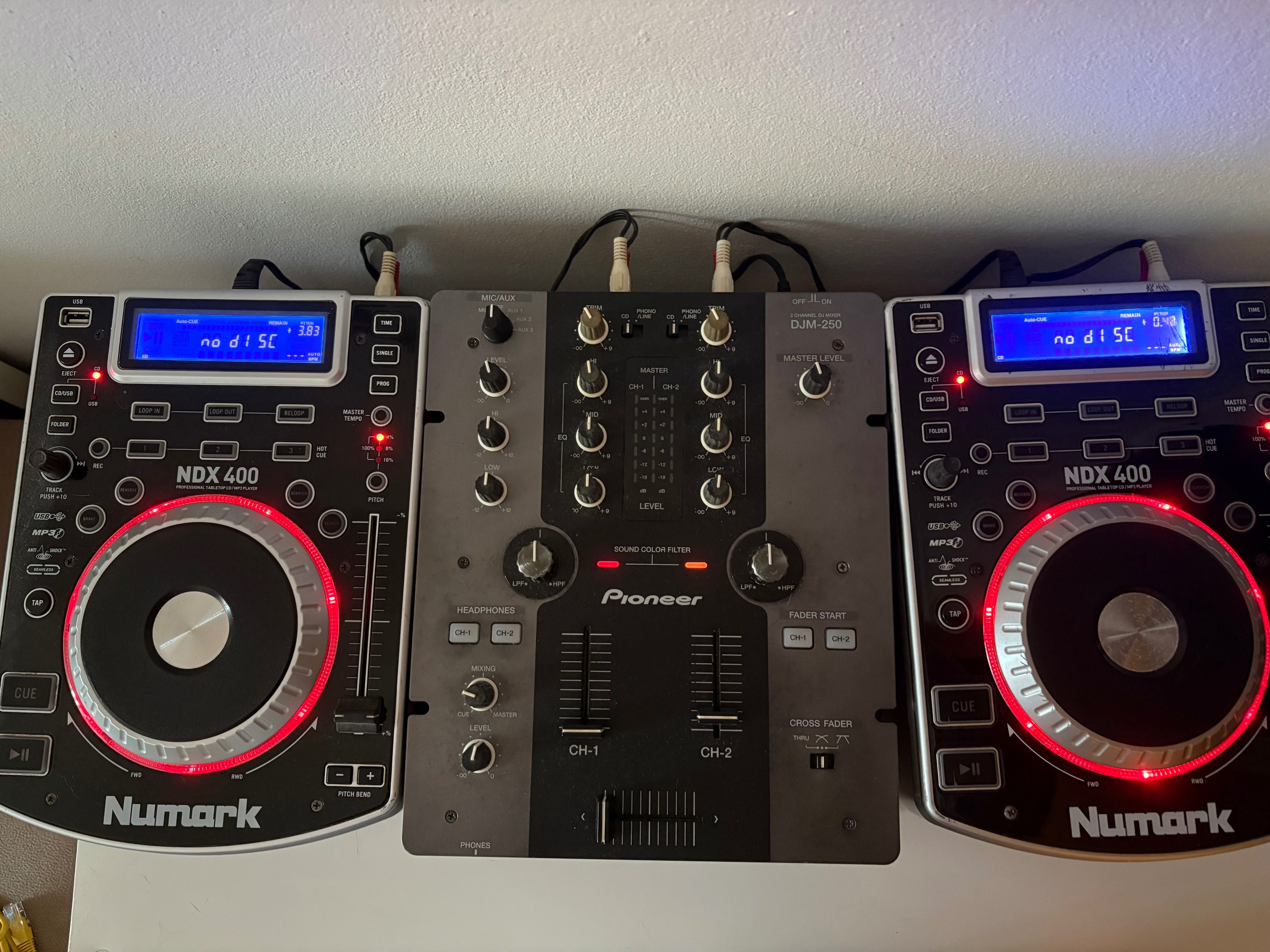 2 CDJ Numark + 1 mesa Pioneer