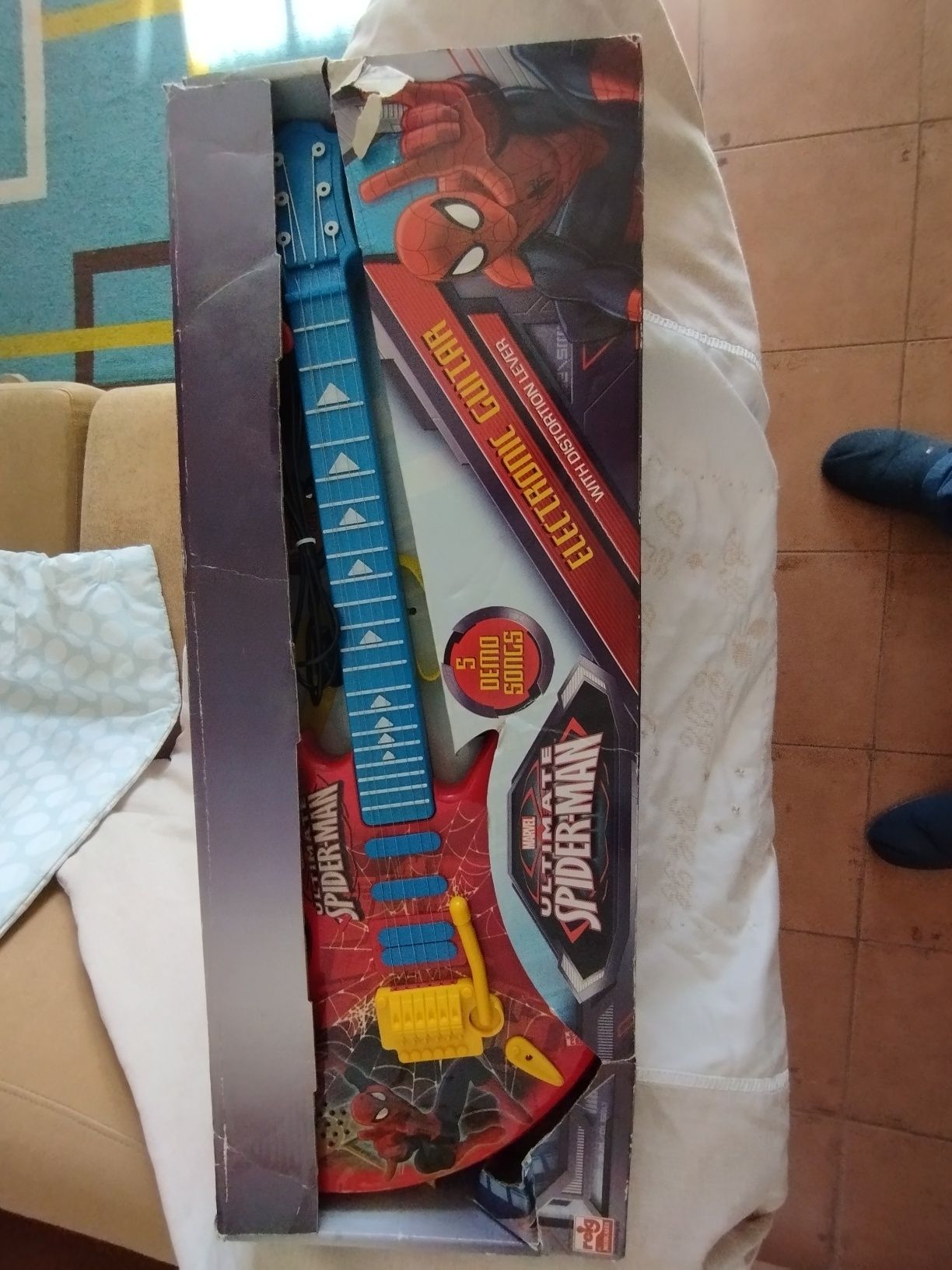 Guitarra Spiderman e labirinto granja