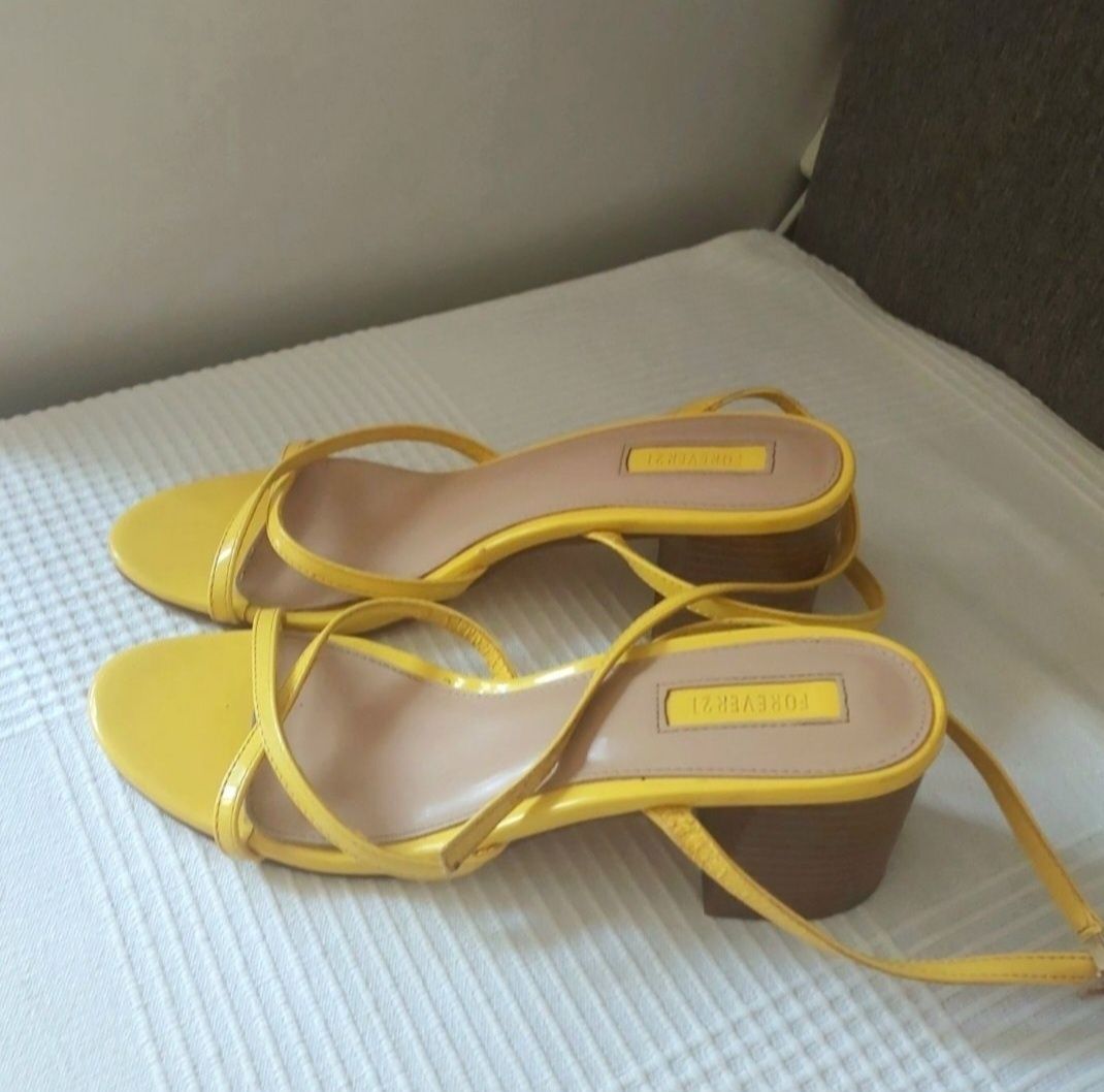 Sandałki 39 Forever 21 żółte lakierowane, długość wkładki 25cm