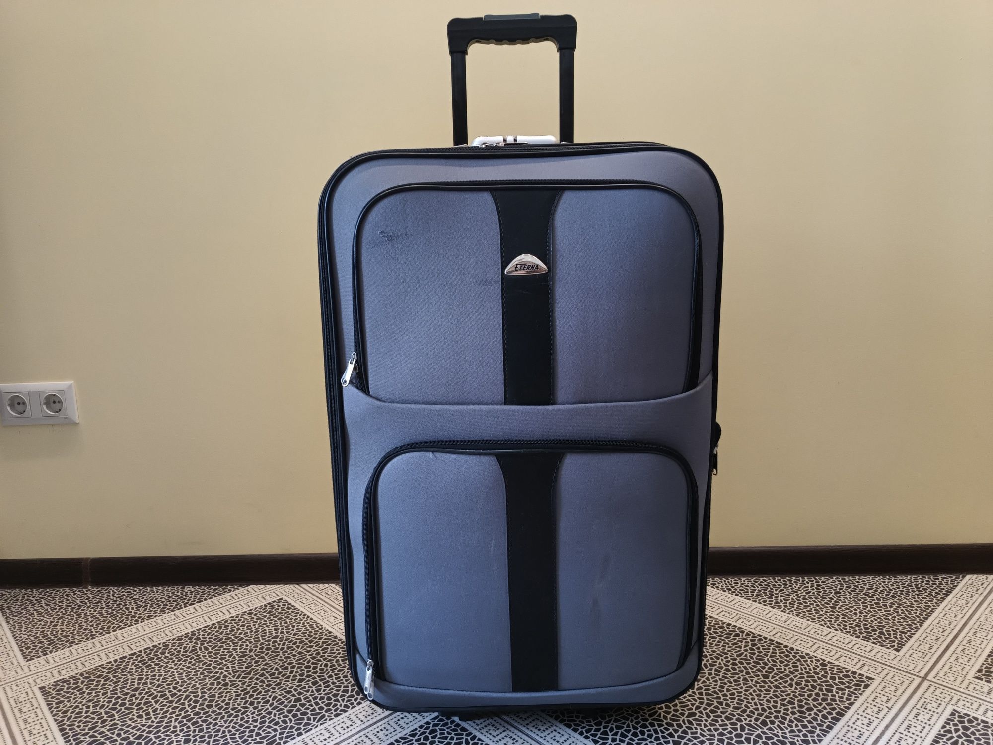 Продам тканевый чемодан XL