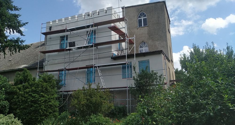 Wynajem rusztowań elewacyjnych