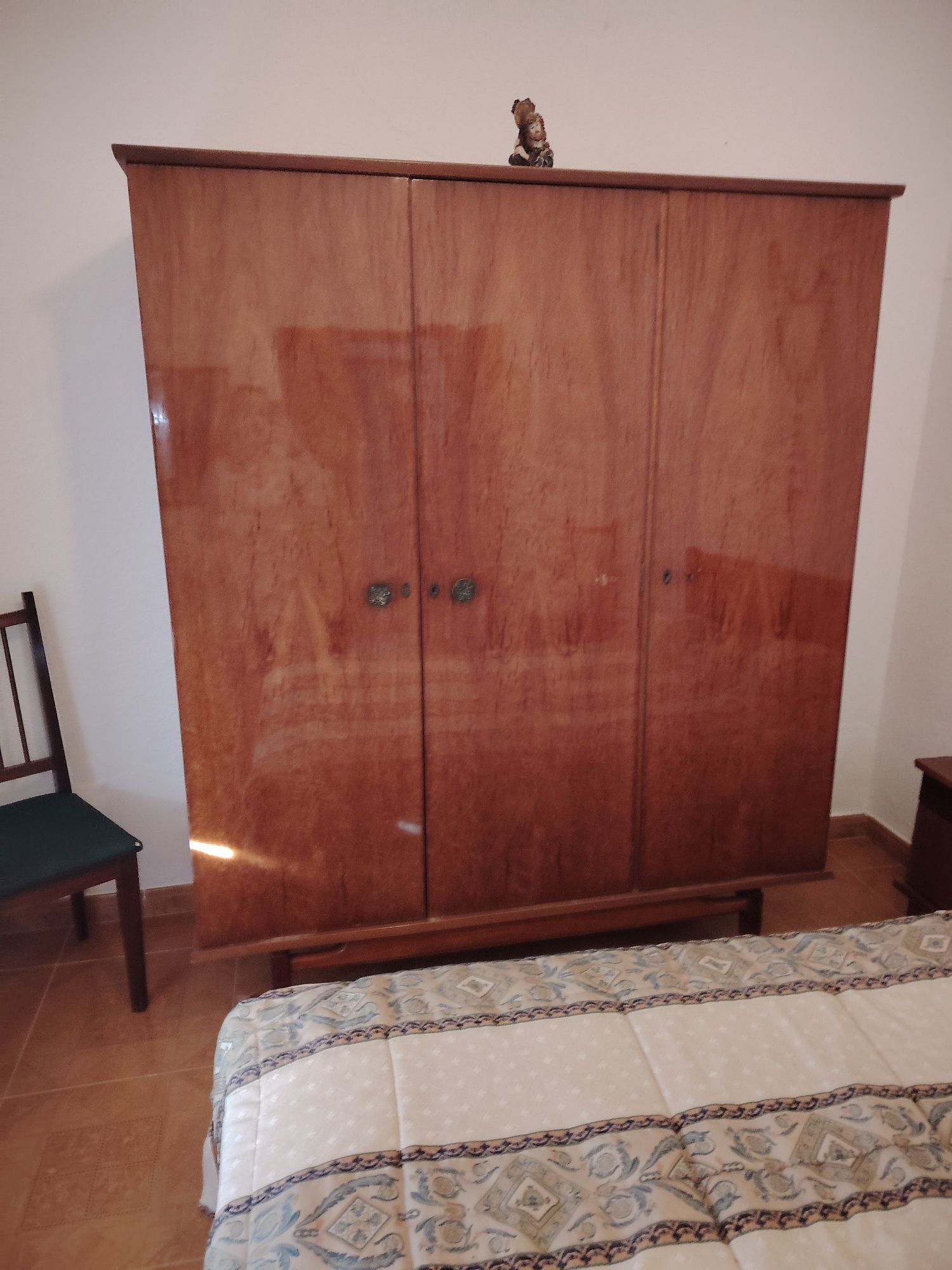 Mobília quarto(cama, guarda roupa e cómoda)