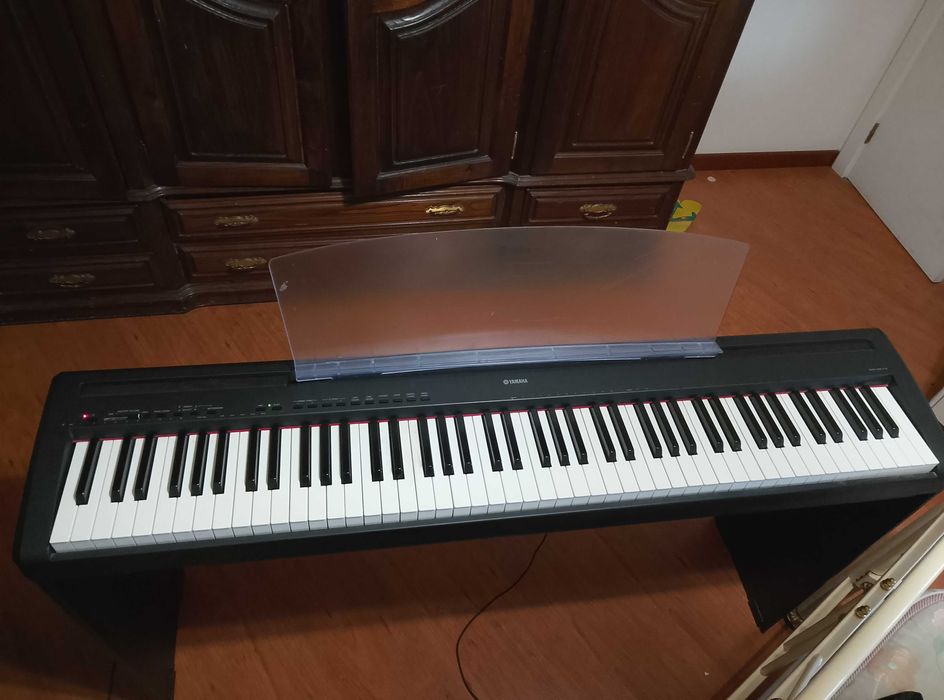Piano Yamaha vertical elétrico