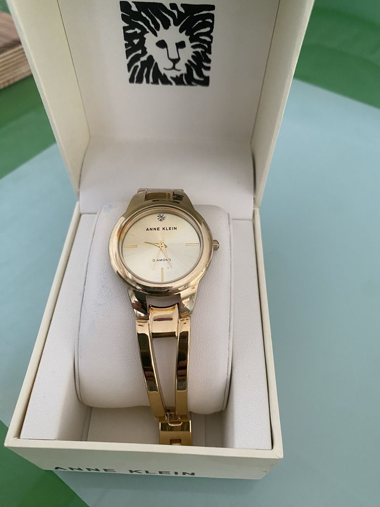 Часы Anne Klein AK/2627SVTT круглые, золотистые