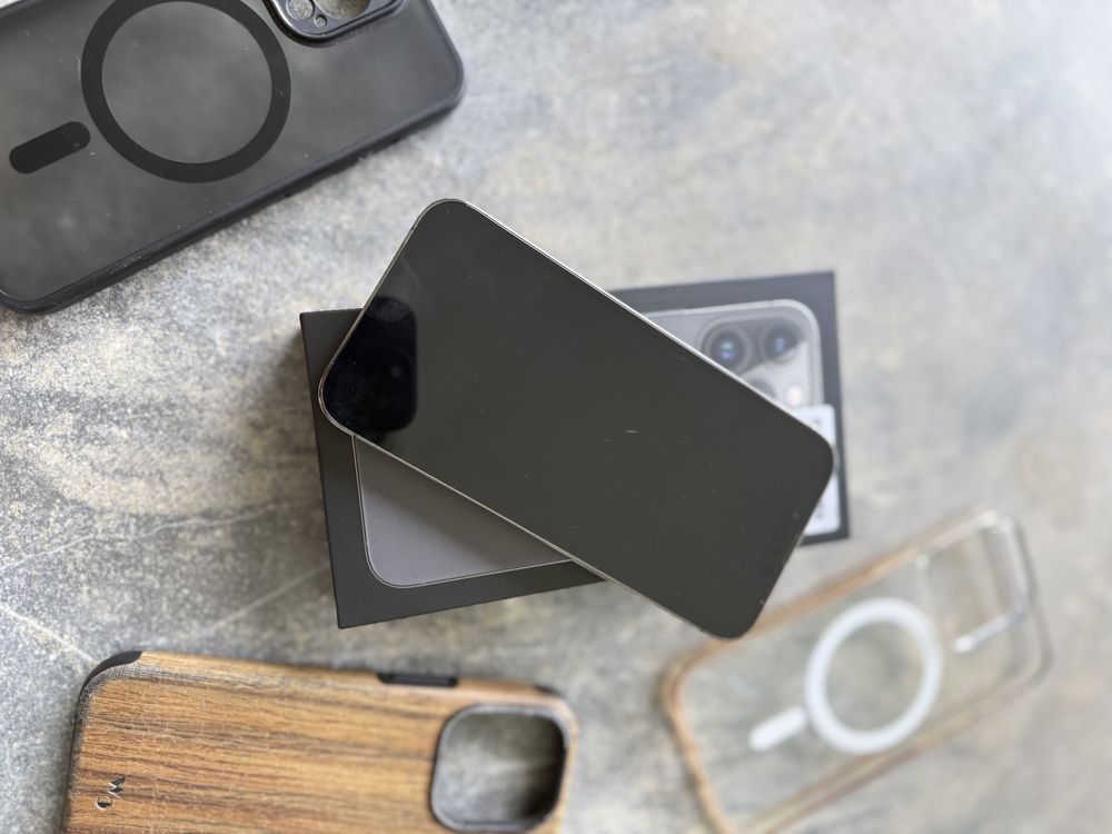 iPhone 13 Pro 128Gb Space Grey + cases