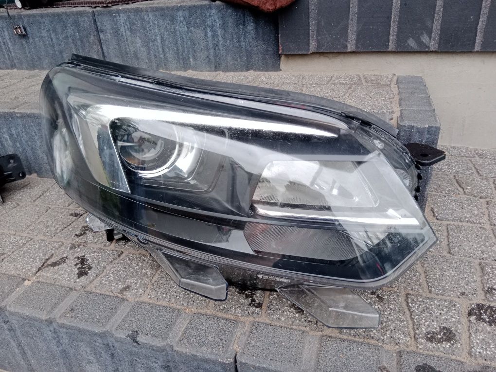 Opel Zafira D Vivaro lampa przód prawa