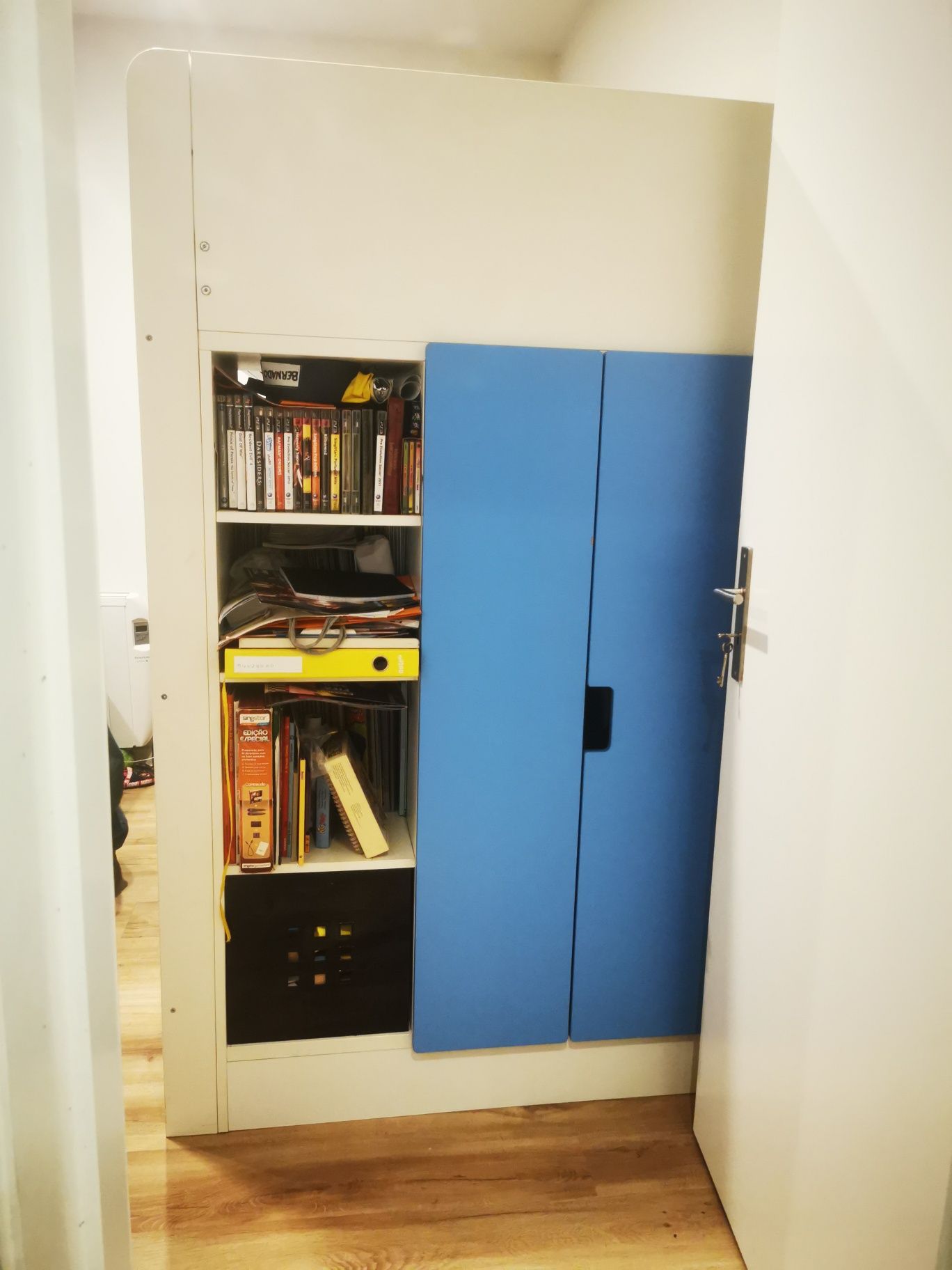 Beliche com secretária Ikea com detalhes azuis