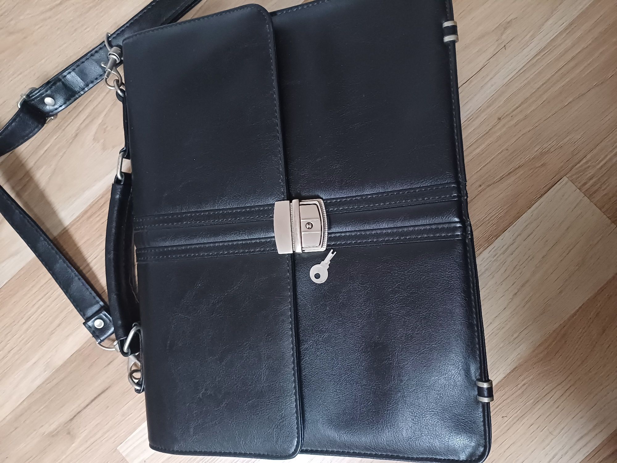 Teczka aktówka na laptopa z kluczykiem