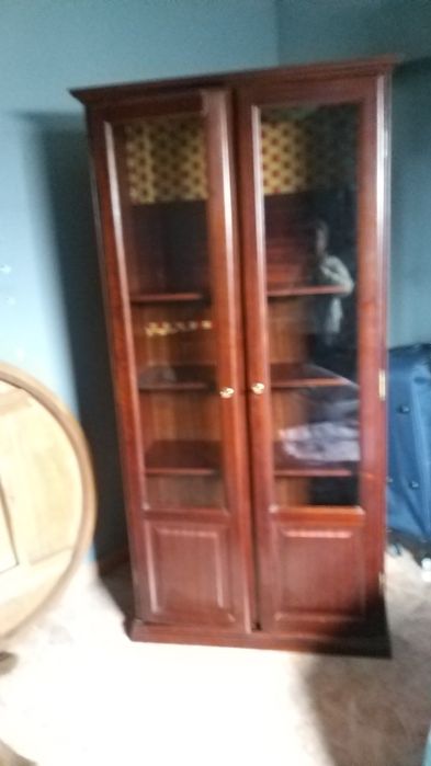 Armário vitrine, com parteleiras em bom estado