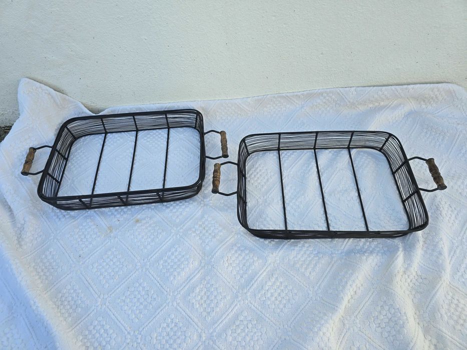 Suportes de tabuleiro em metal envelhecido para a sua mesa