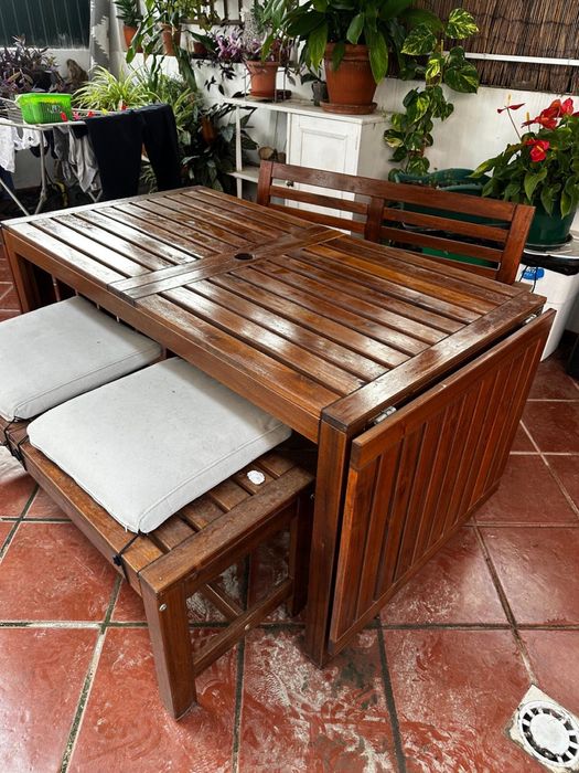 Mesa de jardim de madeira