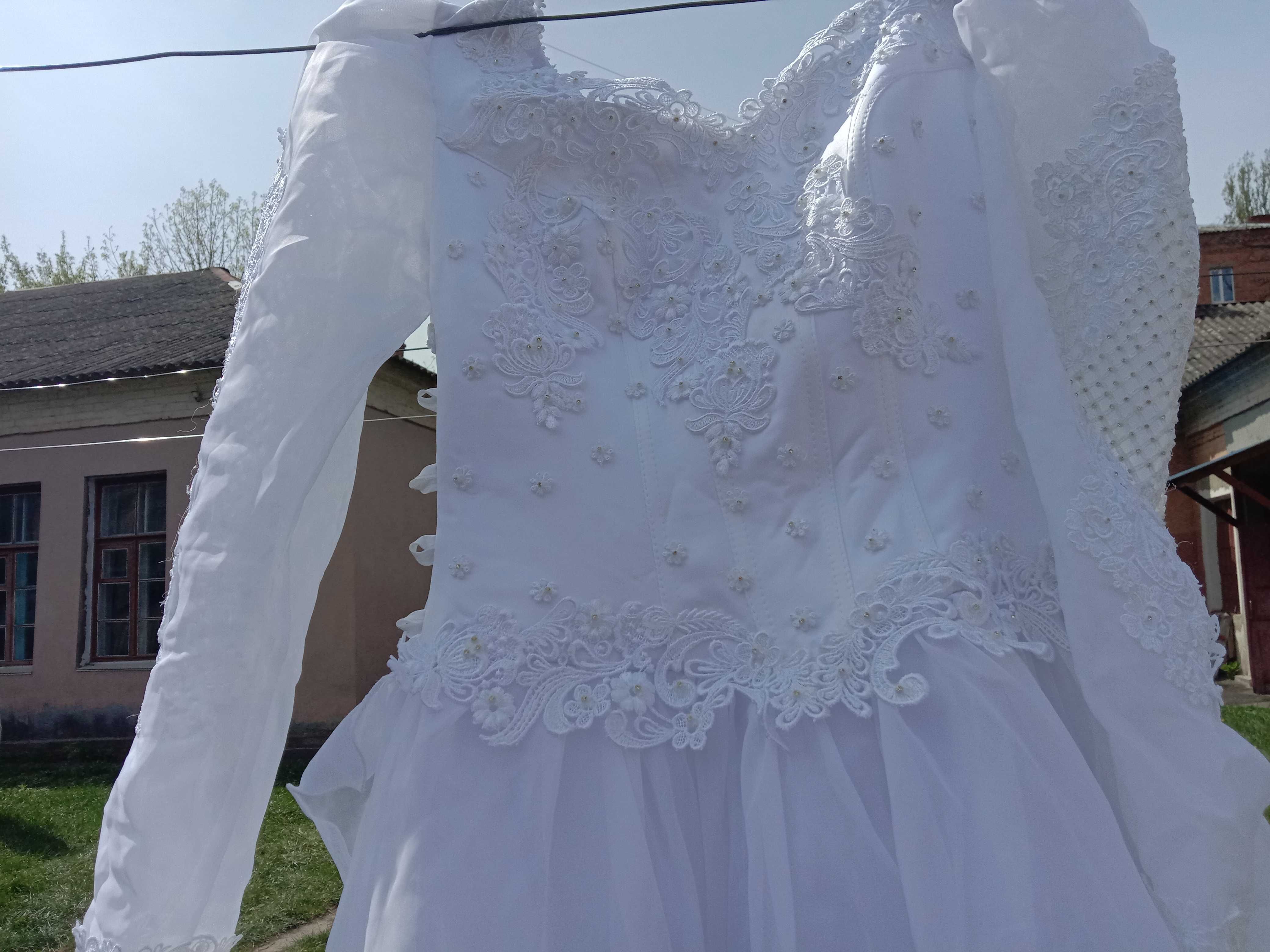 Гарне весільне плаття