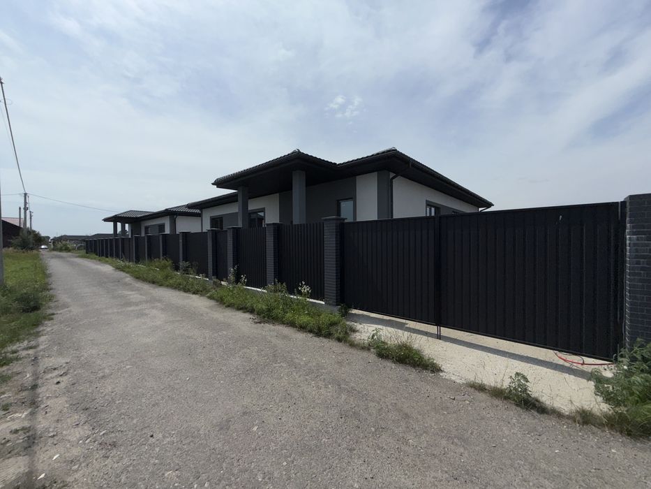 Будинок біля Десни,Зазимʼя,Лівий берег,асфальт,закрита територія