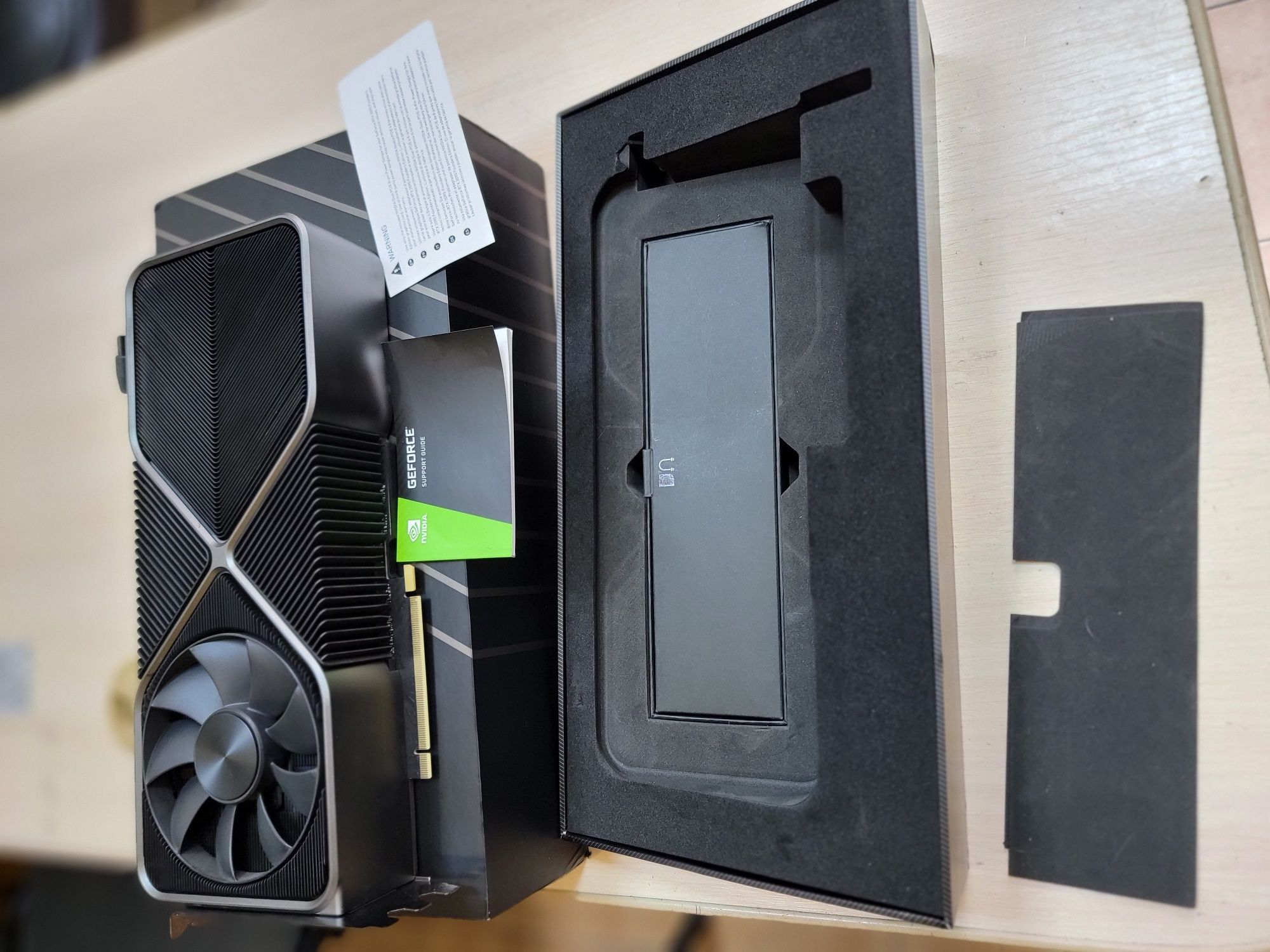 Продам відеокарту NVIDIA GeForce RTX 3090 24GB Founders Edition.