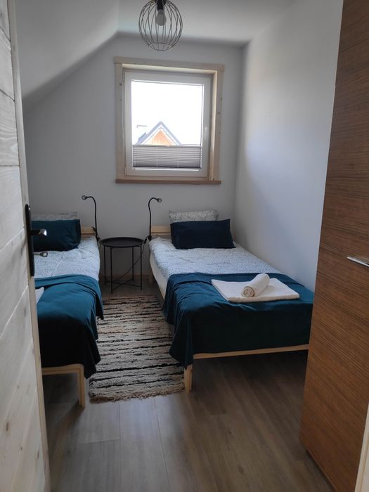 Domek w górach z widokiem na jezioro