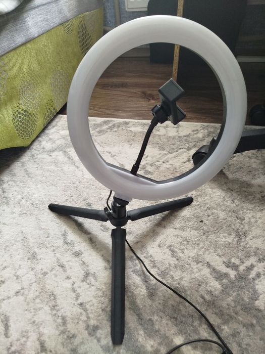 Кільцева лампа нова