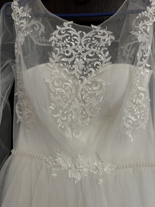 Весільне плаття з накидкою